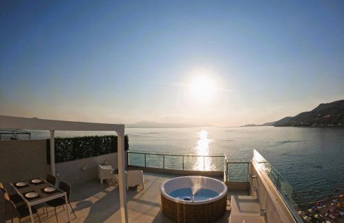 Stylish Rooftop Retreat with Hot Tub with Loutraki Beach - Foto 29