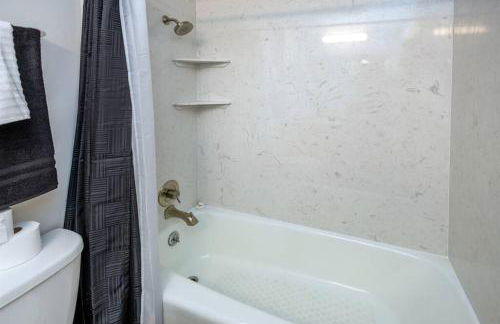 Luxuriously Contemporary Condo - Photo 38