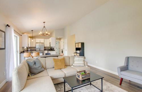 Bright Little Chute Condo with Deck and Yard! - Foto 6