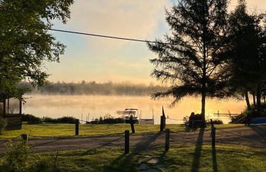91WR Lake vibes and views at this waterfront home in the White Mountains - Foto 13