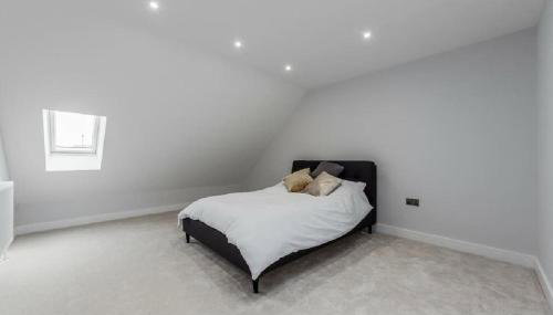Prime Location 4-Bed Home in Croydon with Parking - Foto 5