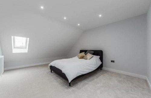 Prime Location 4-Bed Home in Croydon with Parking - Foto 5