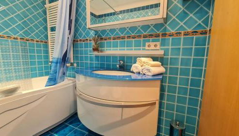 Bright room with private bathroom and market square view - Foto 4