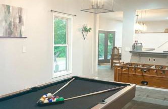 Waterfront Retreat with Spectacular Interior, Jacuzzi and Game Room in NC - Foto 45