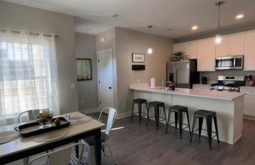 Main Floor New Charming 2 Bedroom Condo - Foto 3