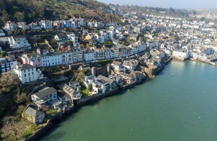 Riverside Apartment with Stunning Views & Patio - Foto 33