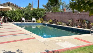 Pool Front Romantic Getaway withPrivate Entry - Foto 2