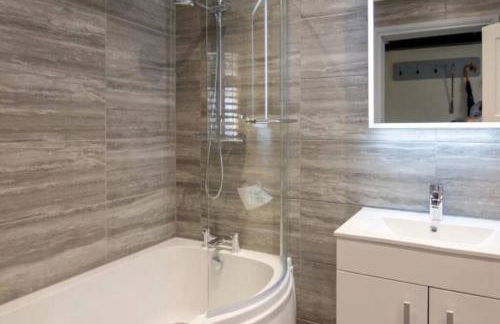 A Bright and Spacious Gem - Foto 11