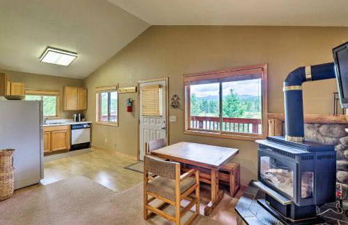Trego Cabin with Mtn Views, Easy Access to Lake - Foto 5