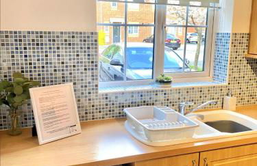 Oakley Vale House and Garden! Free Private Parking, TV, Fully Equipped - Photo 4