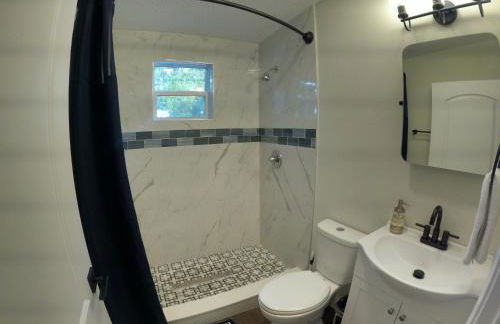 Steps to Trolley Stop 11 Renovated Home with Free EV Station - Foto 24