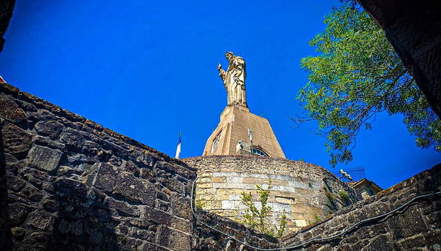 Estatua del Sagrado Corazón sobre el Castillo de la Mota