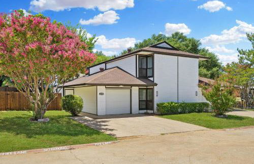 Arlington Entertainment District Home Green & White Door - Foto 18