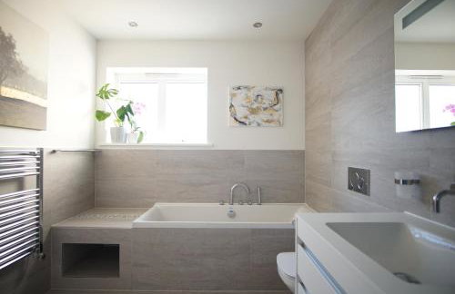 Stunning 4 Bedroom Home with Wild Spa, Gym & Hot Tub - Foto 15