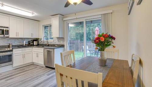 Modern Puyallup Townhome with Backyard and Fireplace - Foto 2