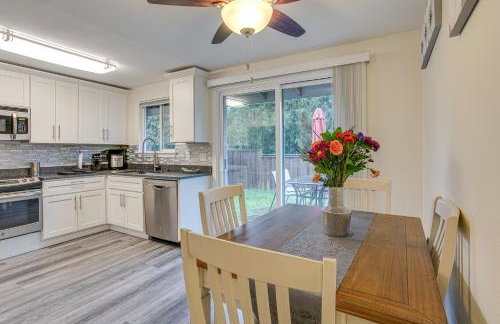 Modern Puyallup Townhome with Backyard and Fireplace - Foto 2