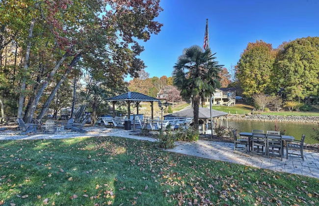 Lakefront Home Private Dock, Tiki Bar, Firepit Shore to Please by Avantstay - Foto 43