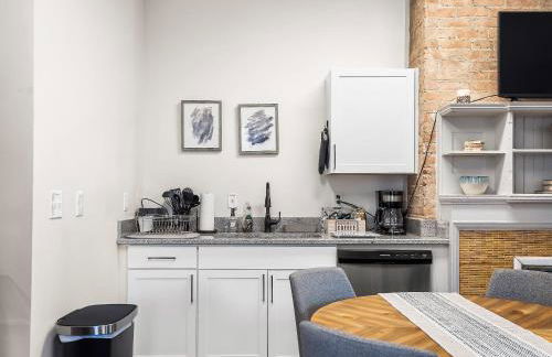 Carriage Manor - Sun Soaked 1BR - Close to CCF - Foto 10