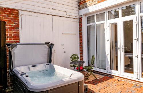 Primrose Luxury Cottage with Private Hot tub - Photo 19