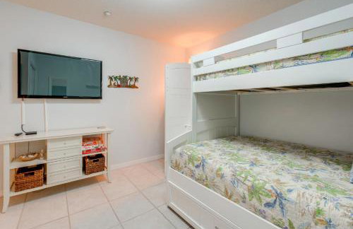 Large Balcony and Water Views Indian Shores Condo! - Foto 14