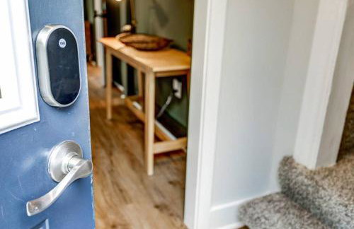 Cozy Dark & Moody Home New Reno 10 mins to Lanc - Foto 7