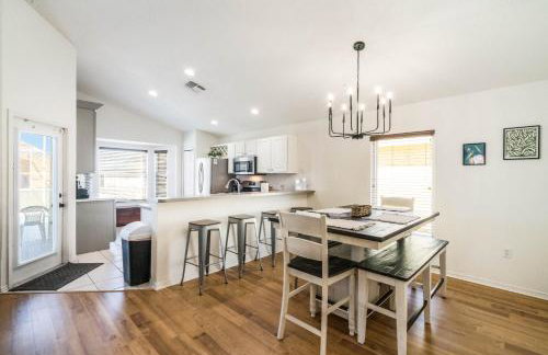 Great Location, gated community, private heated POOL - Foto 19