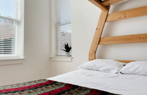 Historic 1900s Townhome with a Modern Flair - Foto 33