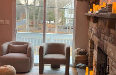 Poconos Modern Chalet I Hot Tub I Home Theater I Fenced Yard I Pet Friendly - Foto 3