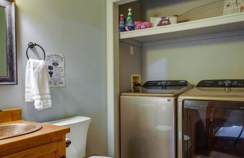 Adirondack Retreat with Heated Pool and Scenic Views! - Foto 10