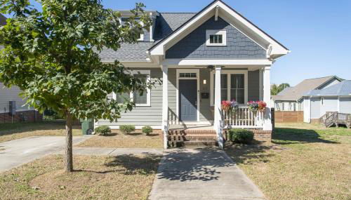 Fam-Biz Friendly 3BD with Fire pit & BBQ - Downtown - Foto 3