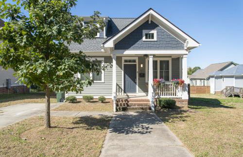 Fam-Biz Friendly 3BD with Fire pit & BBQ - Downtown - Foto 3