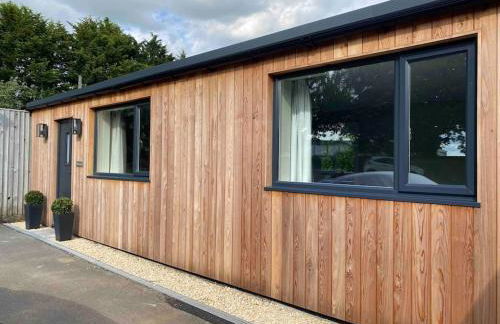 Larks Leaze Lodge, Steeple Ashton, Wiltshire - Photo 39