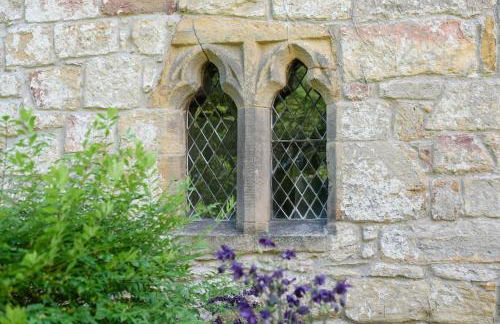 10 Bed Stunning House in village, with Hot Tub - Photo 37