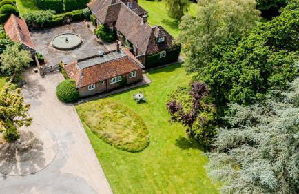 Beautiful Riverside Cottage with Large Garden, 2BR - Photo 19