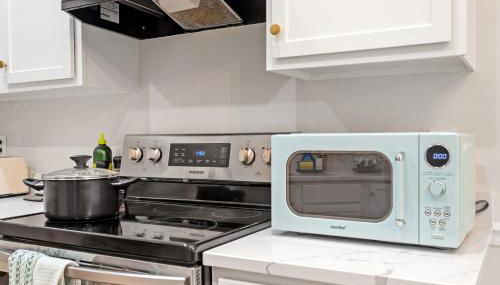 Raleigh Executive 2BR, Newly Furnished, Fenton & N Hills - Foto 2, stove, toaster