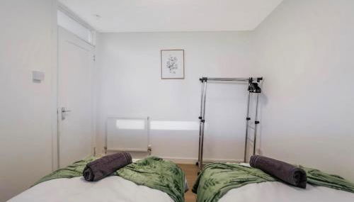 Free Parking - 3 Bedrooms - Sleeps 7 - Airport - Foto 5