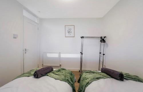 Free Parking - 3 Bedrooms - Sleeps 7 - Airport - Foto 5