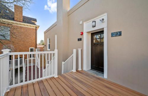 Upscale King Bed Suite with Full Workspace and Free Parking - Foto 26