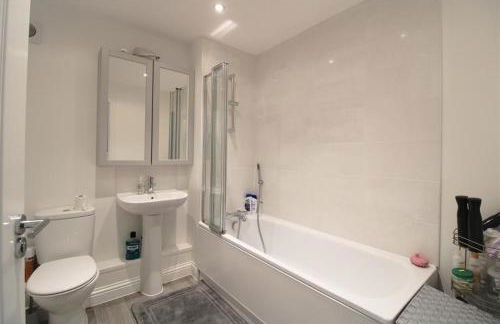 5 bed and 3 bath house in London - Photo 9