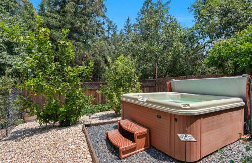 Serene Retreat with Hot Tub - Fire Pit - Deck - Foto 51