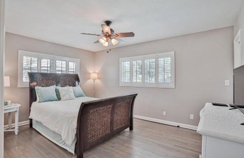 Beach house & backyard oasis with private pool - short walk to beach - Foto 13