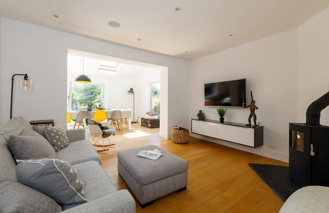 Gorgeous Home for 12 - Walk to Beach - Sea View - Photo 67