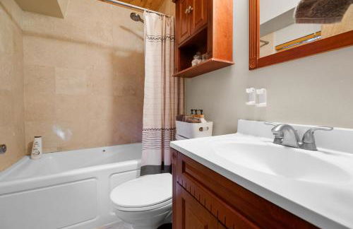 Entire Cabin, Walk to Ski Slopes, Hot Tub, Pet Friendly, Fast WiFi, 2 Parking, 2 Fireplace, Wash & Dryer, Fenced, Fire Pit, BBQ, Hike, Golf, Zoo - Foto 16