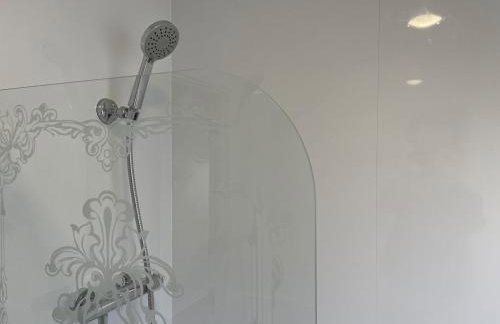 10 mins from Gatwick, jacuzzi, 8 persons - Foto 10