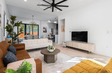 Stylish Home with Firepit Balcony Steps from Austin’s Best Near Rainey St Lady Bird Lake Downtown The Ashlee by AvantStay - Foto 2