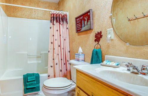 Peaceful Wautoma Retreat with Deck on 10 Acres! - Foto 13