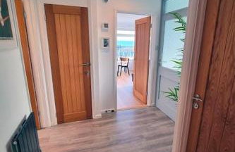 Spacious home with panoramic sea view, free parking EV & large garden - Photo 39