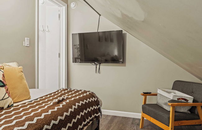 Inn the Poconos by Avantstay Private Lake Access Enclosed Hot Tub - Photo 21