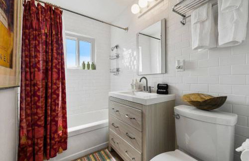 Whimsical Oasis Retreat by Rather Be Properties - Foto 54