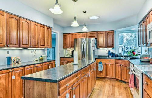 Waterfront Gladwin Home with Deck and Fire Pit! - Foto 9